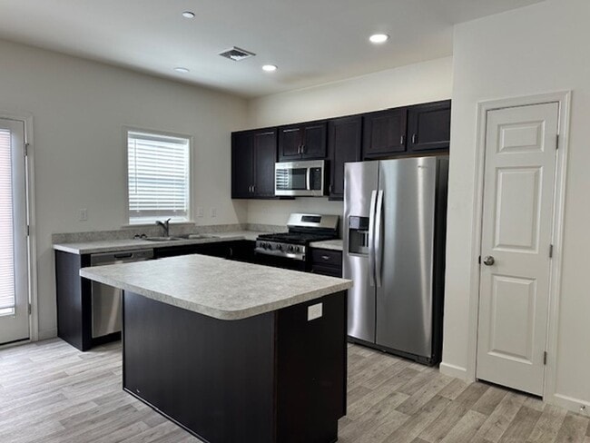 Building Photo - 7867 Oakbrook Dr