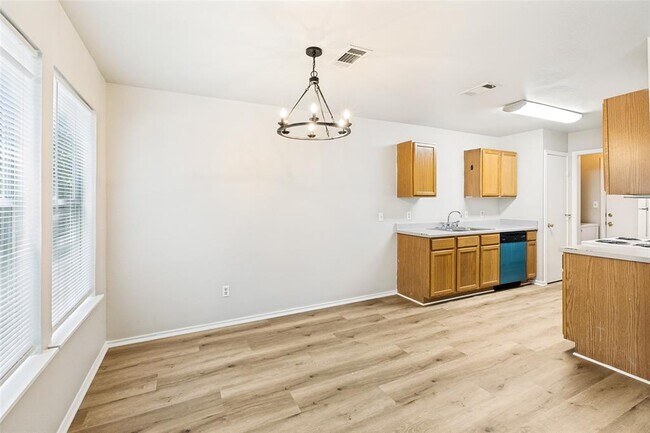 Building Photo - 945-947-947 Sagewood Trail