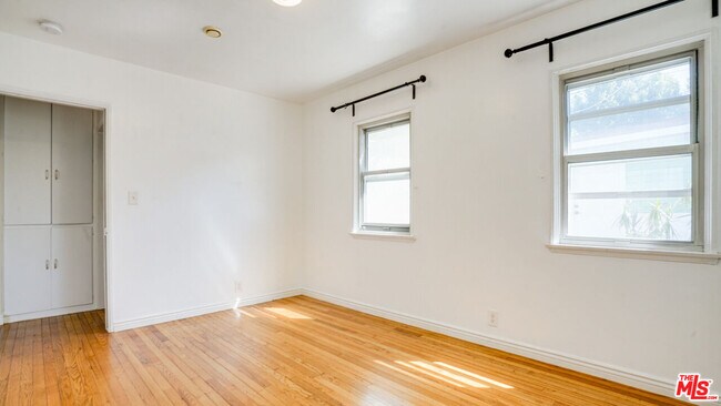 Building Photo - 6632 W 87th St