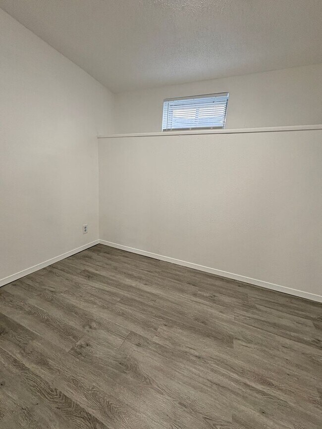 Building Photo - Immaculate, Updated, & Bright Home in West...