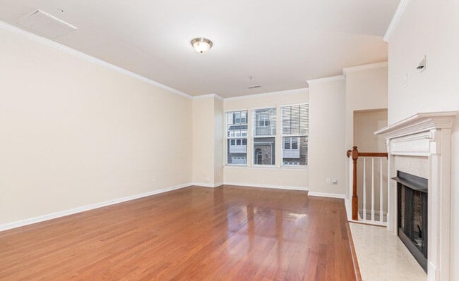 Building Photo - Beautiful 3 Story Townhome! Ready to Rent Now