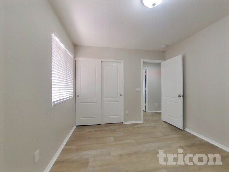 Building Photo - 11446 W Roanoke Dr
