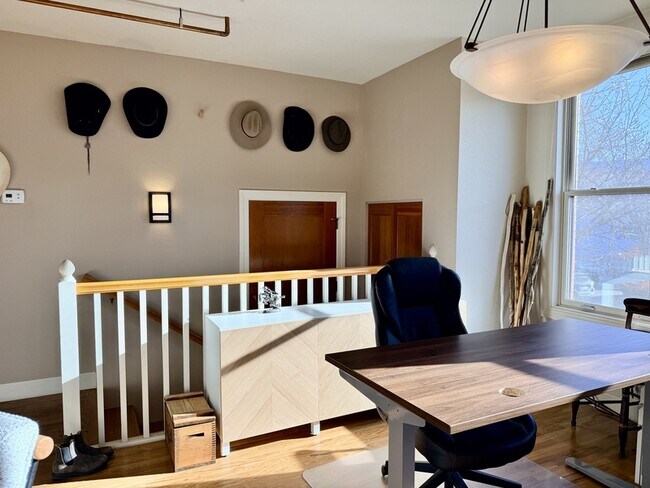 Building Photo - 261 Pine St