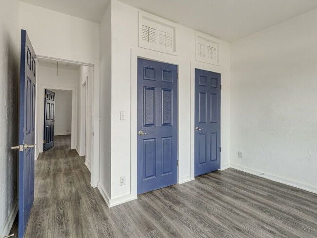 Building Photo - Beautifully Updated Bungalow!