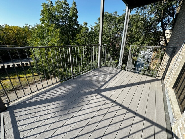 Building Photo - 639 W Garfield Blvd