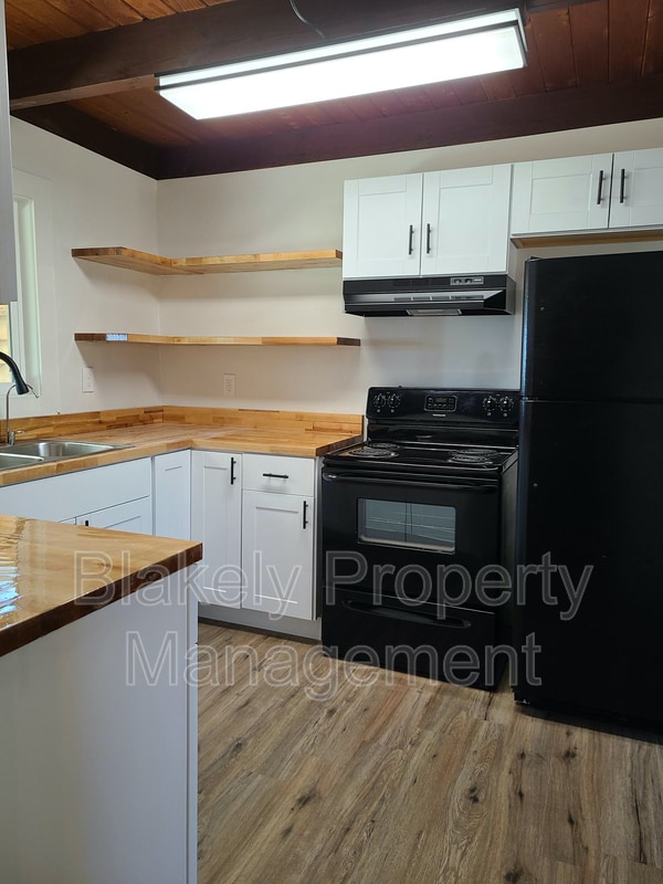 Building Photo - 15905 Ellis Ave