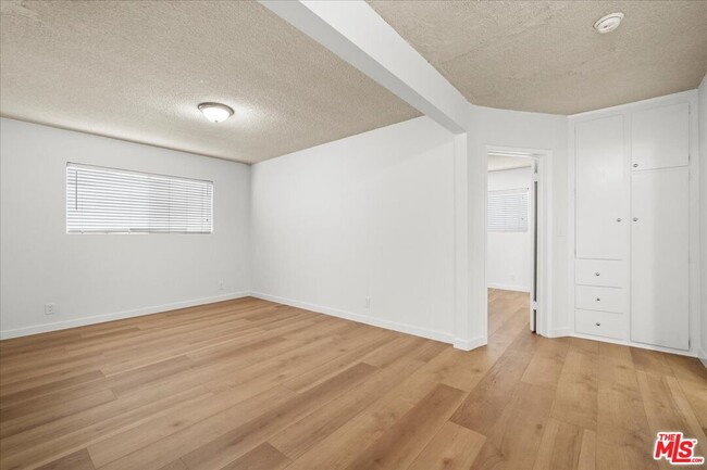 Building Photo - 934 6th St