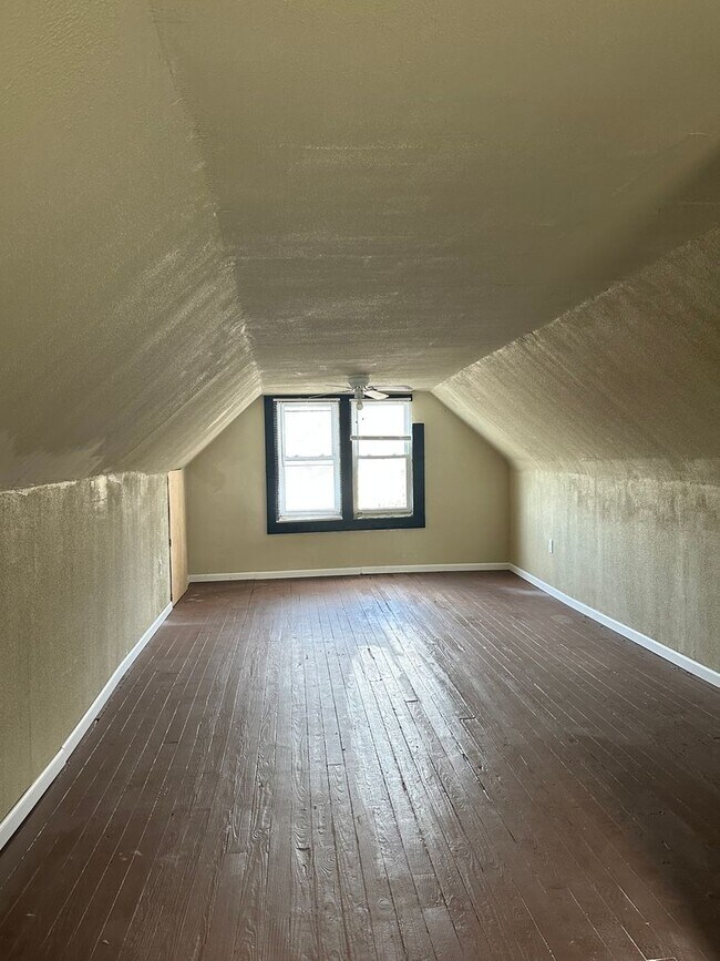 Building Photo - 3bd UPSTAIRS DUPLEX Cash Pay/Section 8