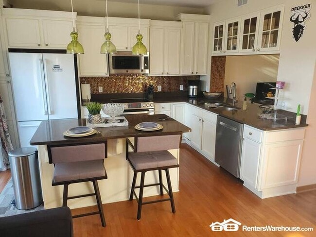 Building Photo - 2 Bedroom, 4 Bath Townhouse in a Great Riv...