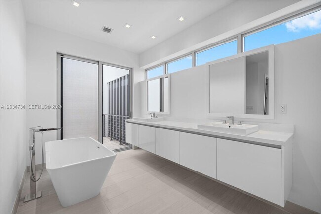Building Photo - 16710 Botaniko Dr N