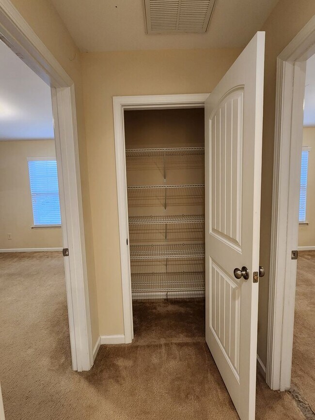 Building Photo - 3 Bedroom - Cary Townhome in Central Location!!! Close to 540 and Research Triangle Park!