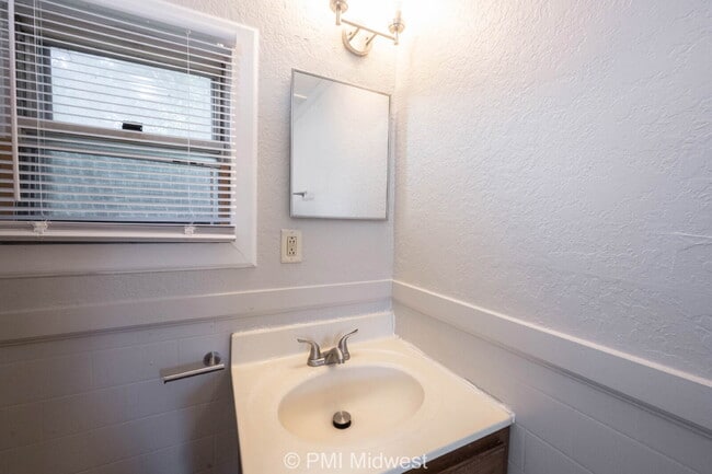 Building Photo - "Cozy 1-Bedroom Retreat in Greenfield – Pe...