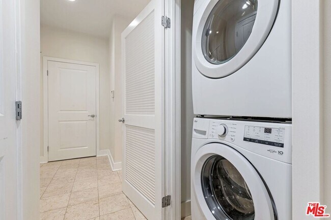 Building Photo - 2240 S Beverly Glen Blvd