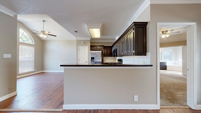 Building Photo - 3 bed 2 bath home, 2 car garage