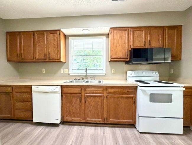 Building Photo - 8231 Meadowdale Ln