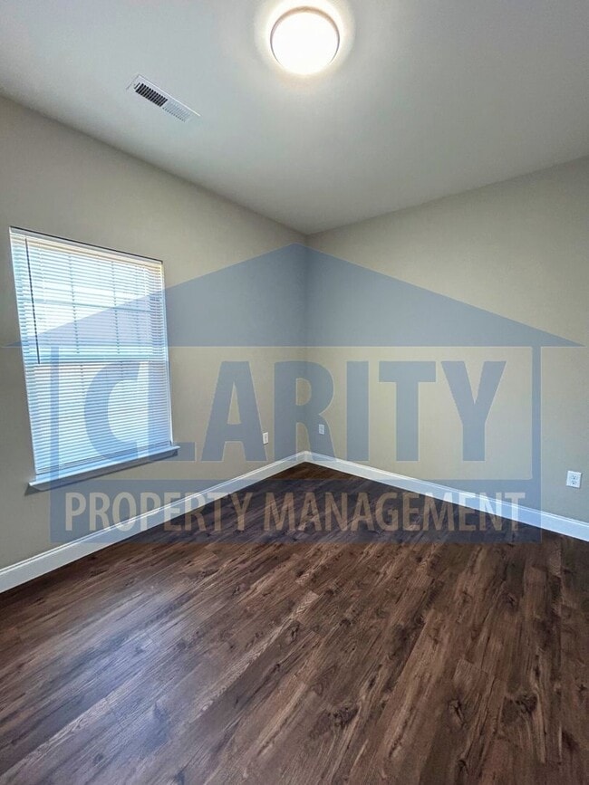 Building Photo - Modern townhome!
