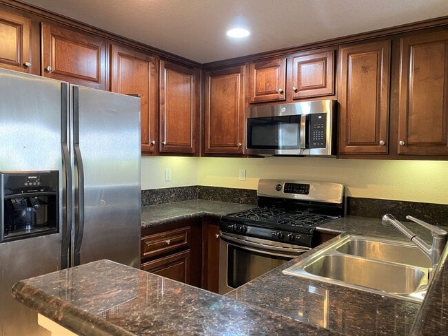 Building Photo - Fantastic Centrally Located Condo