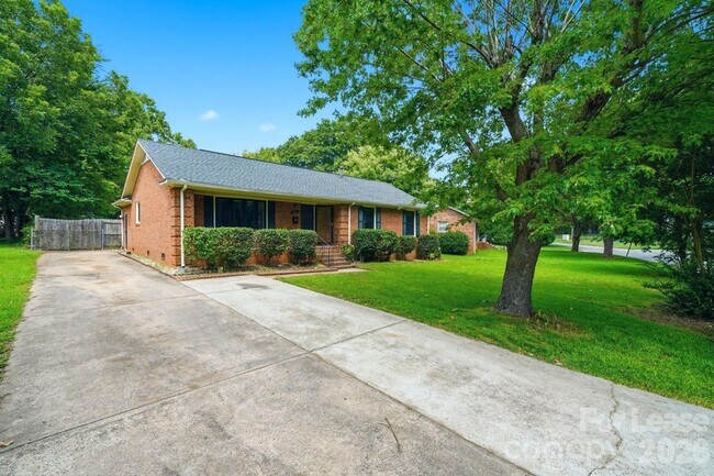 Building Photo - 4815 Carriage Dr Cir