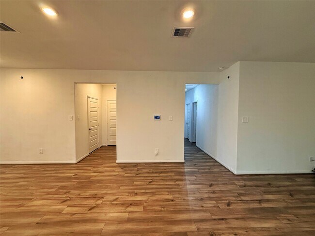 Building Photo - 3914 Dry Creek Dr