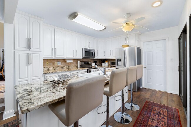 Building Photo - 3000 Conifer Dr