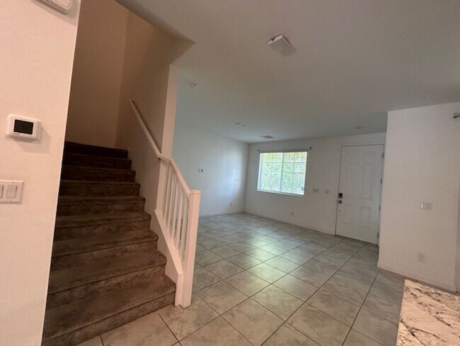 Building Photo - 3 bedroom townhome in Henderston gated community