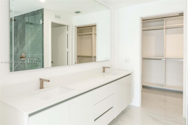 Building Photo - 700 NE 24th St