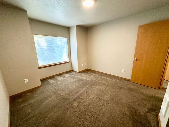 Building Photo - Updated Townhouse in Ellenbsurg