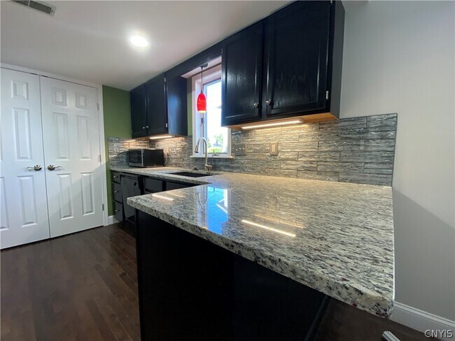 Building Photo - 447 Summerhaven Dr N
