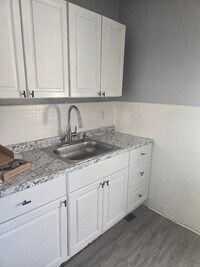 Building Photo - 565 E Elm St