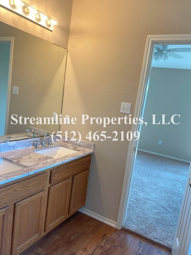 Building Photo - Beautiful 3 bedroom, 3 bathroom and study ...