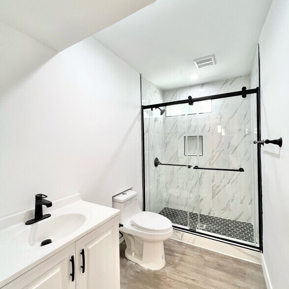 UNIT 6 - available on 11/1/25 - 701 N. Hill Pl.