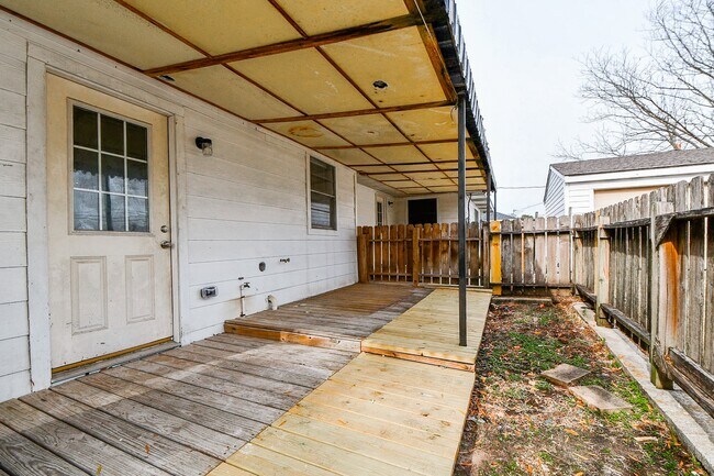 Building Photo - 919 Forest Oaks Dr