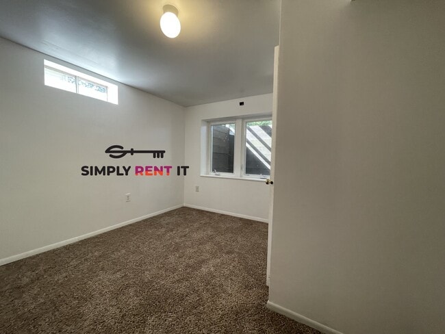 Building Photo - Huge 3 Bedroom Duplex in Ames, Aug 1st