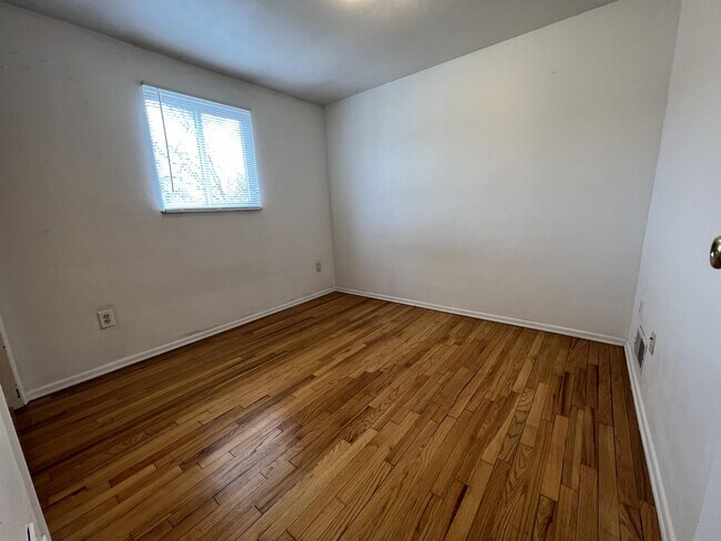 Building Photo - 440 Brierly Ln