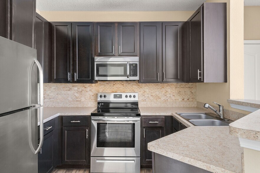 C242940_ChattahoocheeRidge_3B2B_401_KITCHEN_02_03-1 - Chattahoochee Ridge