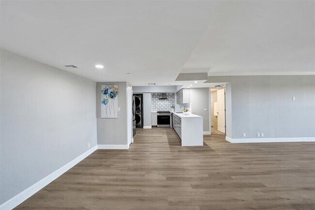 Building Photo - 3200 Port Royale Dr N