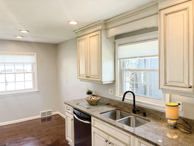 Building Photo - 1655 Hazel St