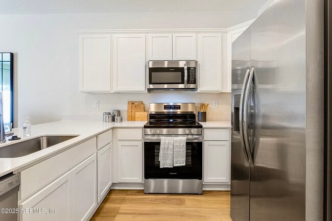 Building Photo - 563 Holly Lks Dr