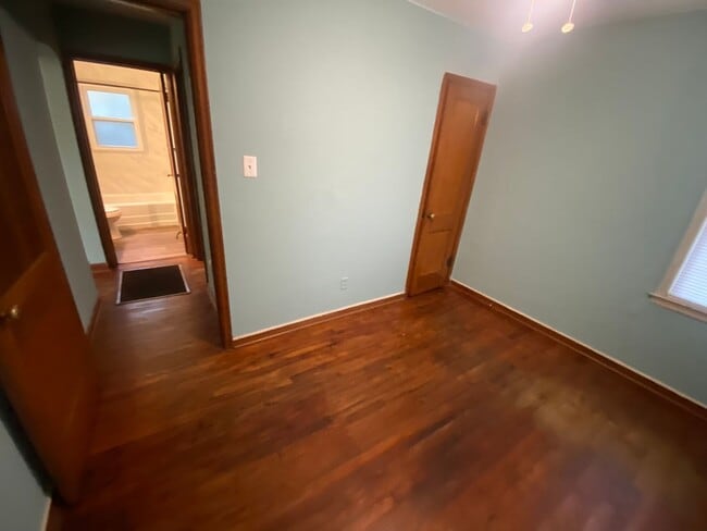 Building Photo - 2BR/1BA, conveniently located