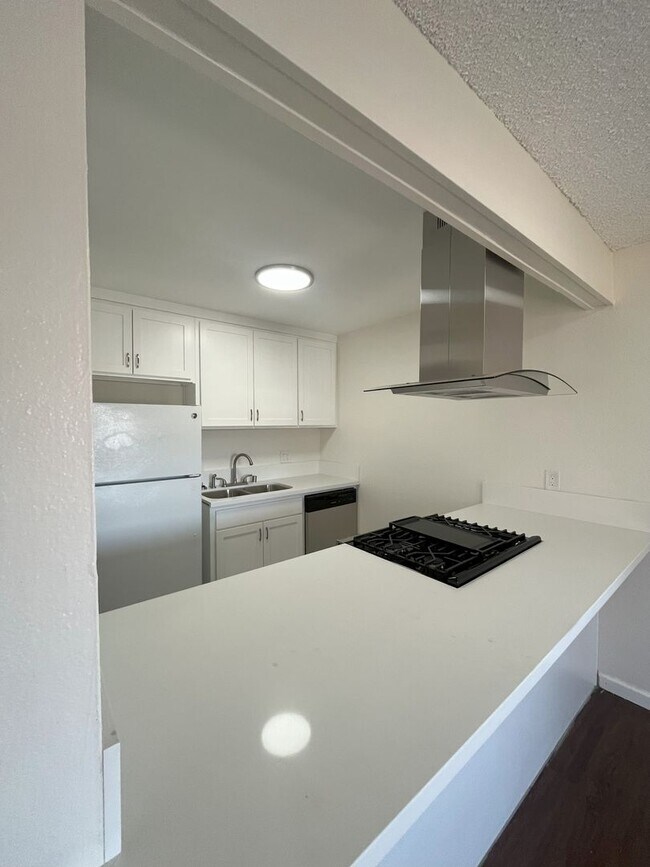 Building Photo - Upstairs Unit!! Under New Management!! Und...