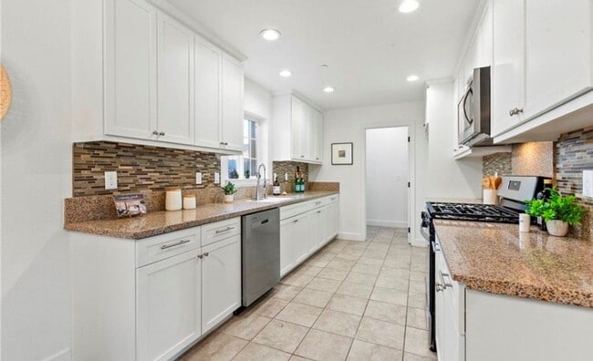 Building Photo - Spacious and Stylish 3 bedroom, 2.5  bath ...