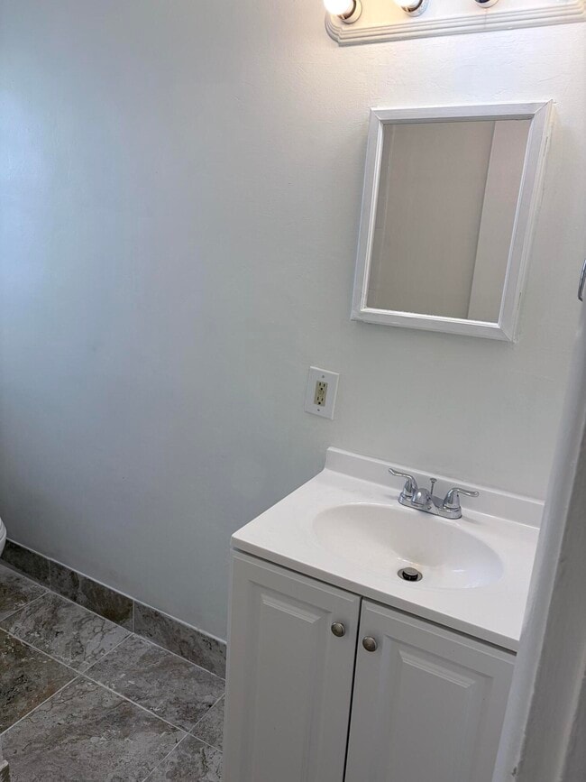 Building Photo - 213 SE 9th St