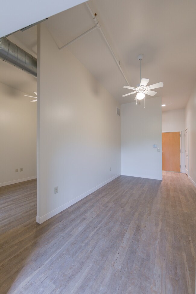 Building Photo - 876 W Lancaster Ave