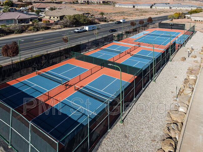 Building Photo - 621 Rolling Hills Dr