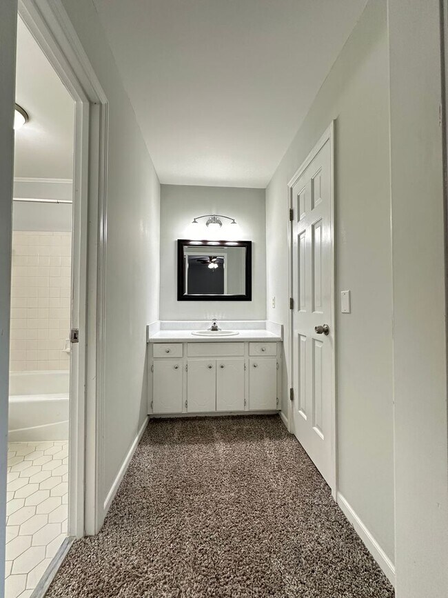 Building Photo - 3 BR 2 1/2 BA Townhome with Community Pool