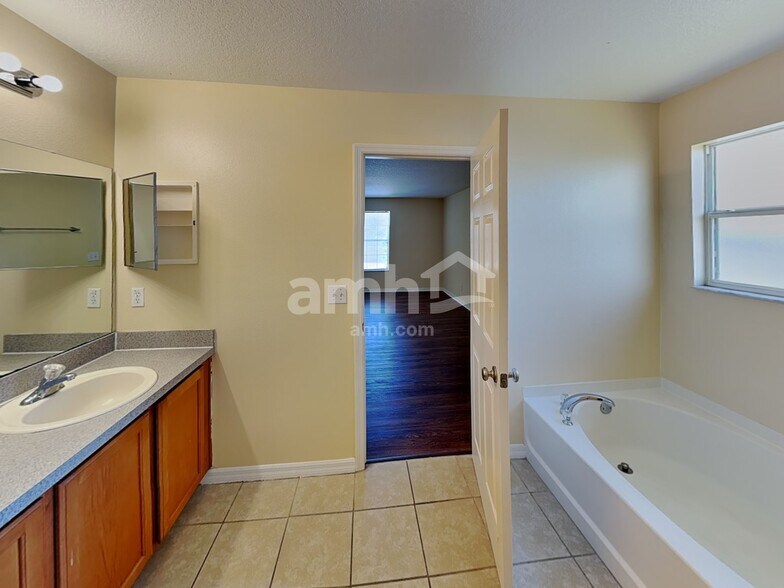 Building Photo - 357 Sky Valley St