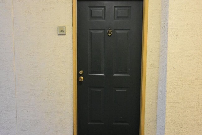 Building Photo - 1B/1B Plus a Den! Ground Floor Unit - Pinn...