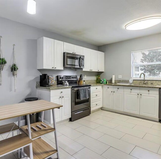 Building Photo - 2704 Club Cortile Cir
