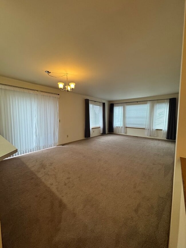 Building Photo - Renovated 3 BR Townhouse