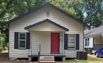 Building Photo - Remodel 2.5 Bedroom Home 1/2 Off First Mon...